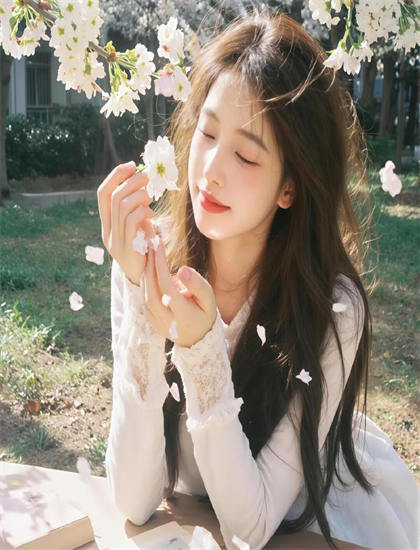 《幸存女孩：万圣节》叙事手法解析：时间线安排与视角切换技巧探讨